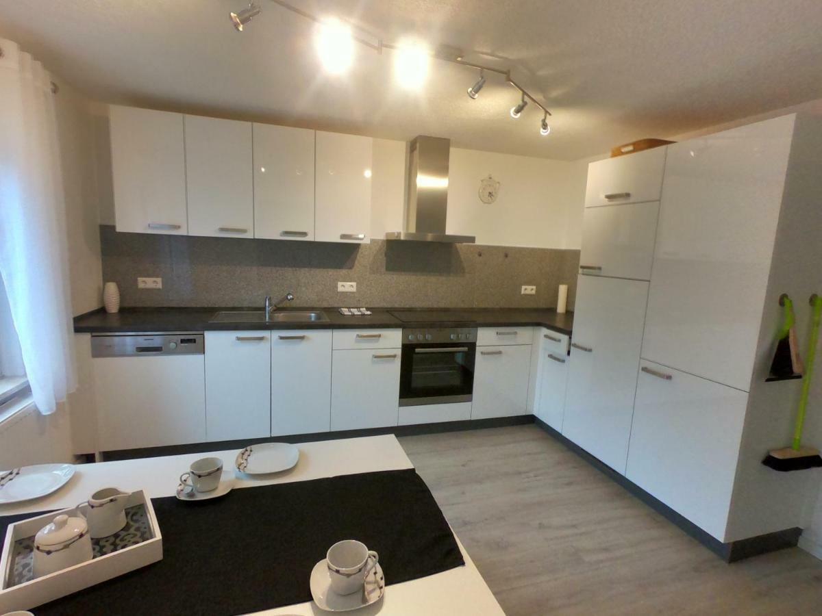 Moderne Helle 2,5 Zimmer Wohnung Mit Grossem Bad Und Kueche In Trossingen Exterior photo